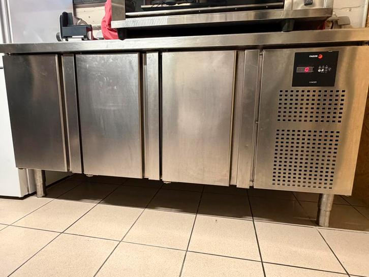 Gekoelde inox /RVS werkbank, Zakelijke goederen, Horeca | Keukenapparatuur, Koelen en Vriezen, Gebruikt, Ophalen