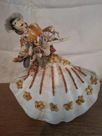 Vintage damesbeeldje gemaakt uit schelpen – handgemaakt beschikbaar voor biedingen