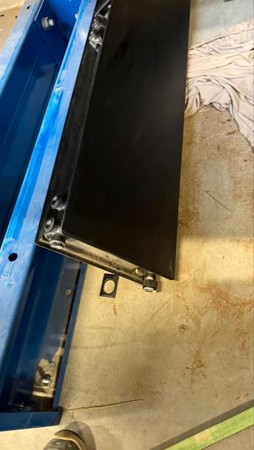 Verwarming nieuw 300 x 1200 mm en 100 mm dikte, zwart beschikbaar voor biedingen