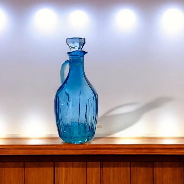 Blauwe karaf van gegoten glas - vintage stijl, Antiek en Kunst, Antiek | Glaswerk en Kristal, Ophalen of Verzenden