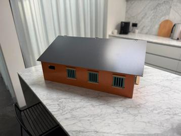 paardenstal met daarin 7 boxen (1:24) voor schleich paarden beschikbaar voor biedingen