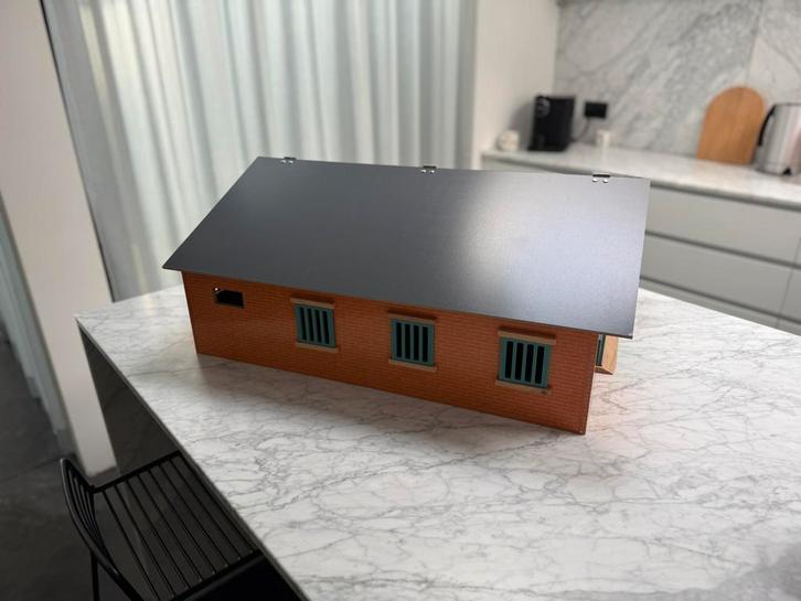 paardenstal met daarin 7 boxen (1:24) voor schleich paarden, Verzamelen, Speelgoed, Zo goed als nieuw, Ophalen