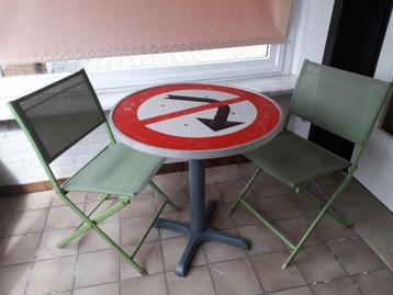 Tuintafeltje met stoelen beschikbaar voor biedingen
