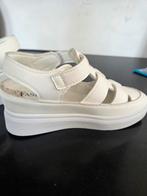 Jolies chaussures ouvertes 10€, Sports & Fitness, Basket, Enlèvement, Neuf, Chaussures