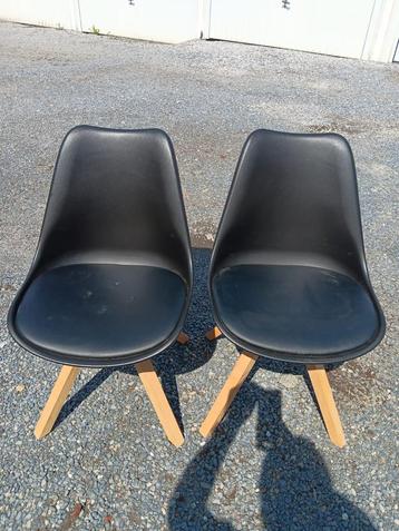 2 zwarte stoelen beschikbaar voor biedingen