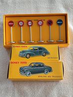 Lot nr. 27 _ Dinky Atlas (3x) Peugeot 203+403 + Panneaux ), Enlèvement ou Envoi, Comme neuf, Voiture, Dinky Toys