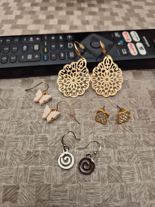 Super mooie oorbelletjes 3 vergulde en 1 zilverkleurige, Handtassen en Accessoires, Oorbellen, Zo goed als nieuw, Ophalen of Verzenden