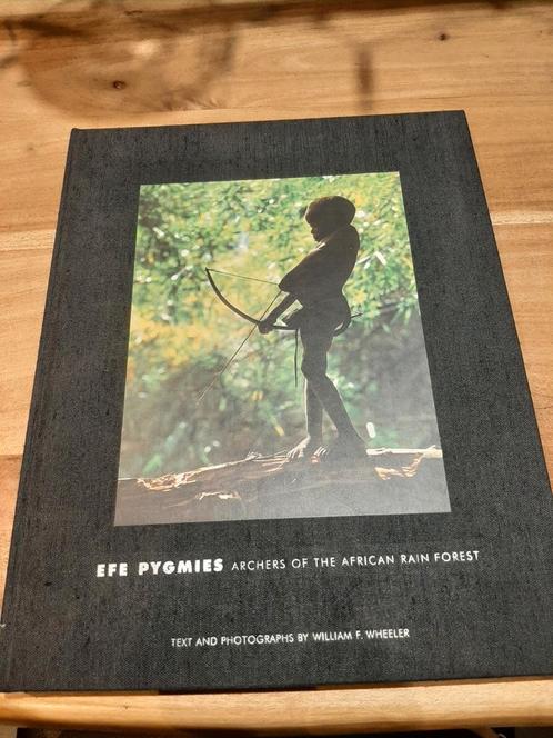 Boek over bewoners van Afrikaanse regenwoud, Livres, Art & Culture | Arts plastiques, Comme neuf, Enlèvement ou Envoi