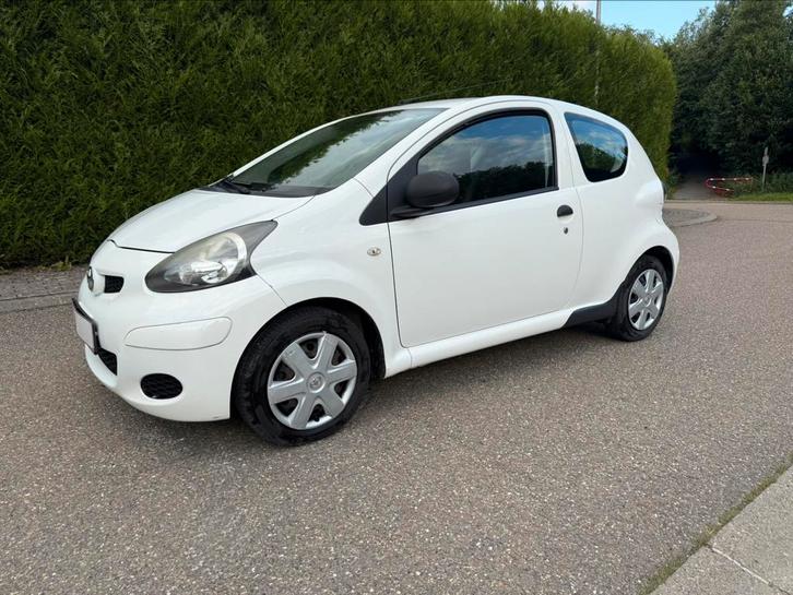 Toyota Aygo 1.0 Vvt-i, Auto's, Toyota, Particulier, Aygo, Benzine, Euro 5, Coupé, 3 deurs, Handgeschakeld, Wit, Zwart, Stof, Voorwielaandrijving