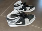 Nike Air Jordan 1 Mid SE "Elephant Toe", Overige kleuren, Nike, Ophalen of Verzenden, Zo goed als nieuw