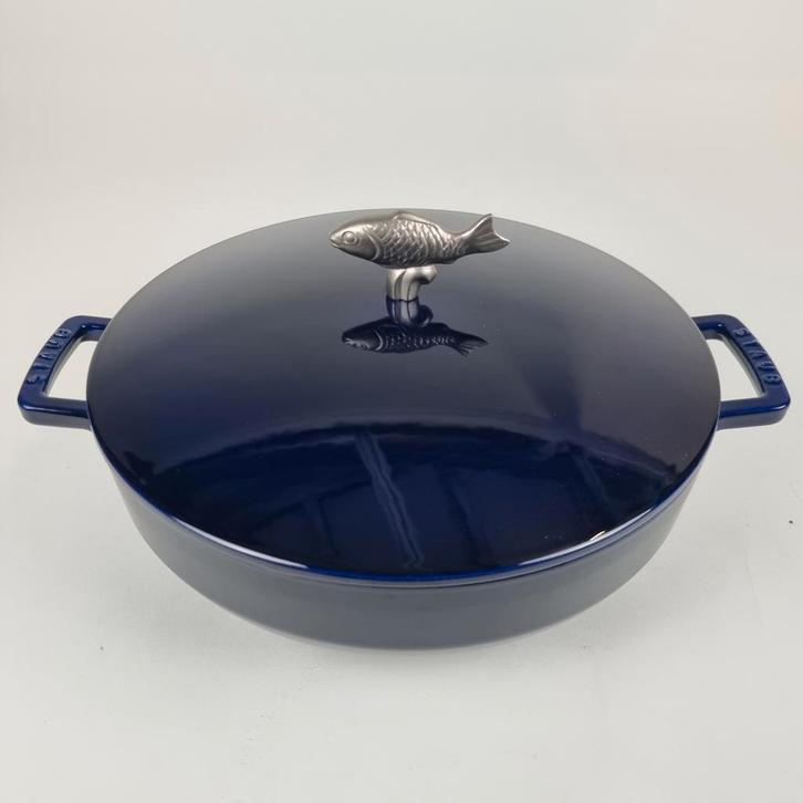 Staub Bouillabaissepan 28 cm / 4,65 L – Donkerblauw, Huis en Inrichting, Keuken | Potten en Pannen, Nieuw, Koekenpan of Braadpan