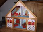 Houten poppenhuis met meubeltjes en popjes, Kinderen en Baby's, Speelgoed | Poppenhuizen, Ophalen, Gebruikt, Poppenhuis