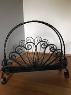 Porte revues fer forgé, Utilisé