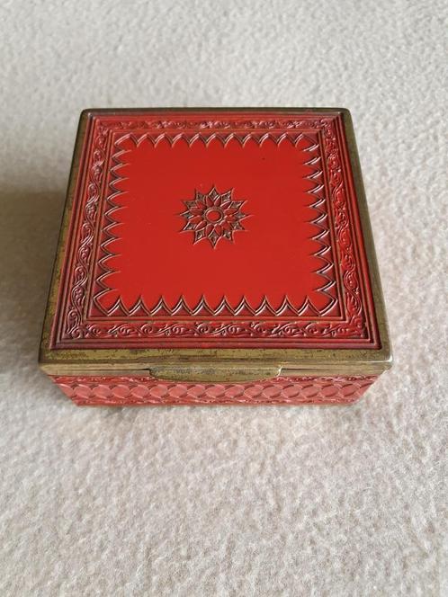 Boîte vintage en métal rouge finition bois, Collections, Boîte en métal, Utilisé, Autre, Autres marques, Envoi