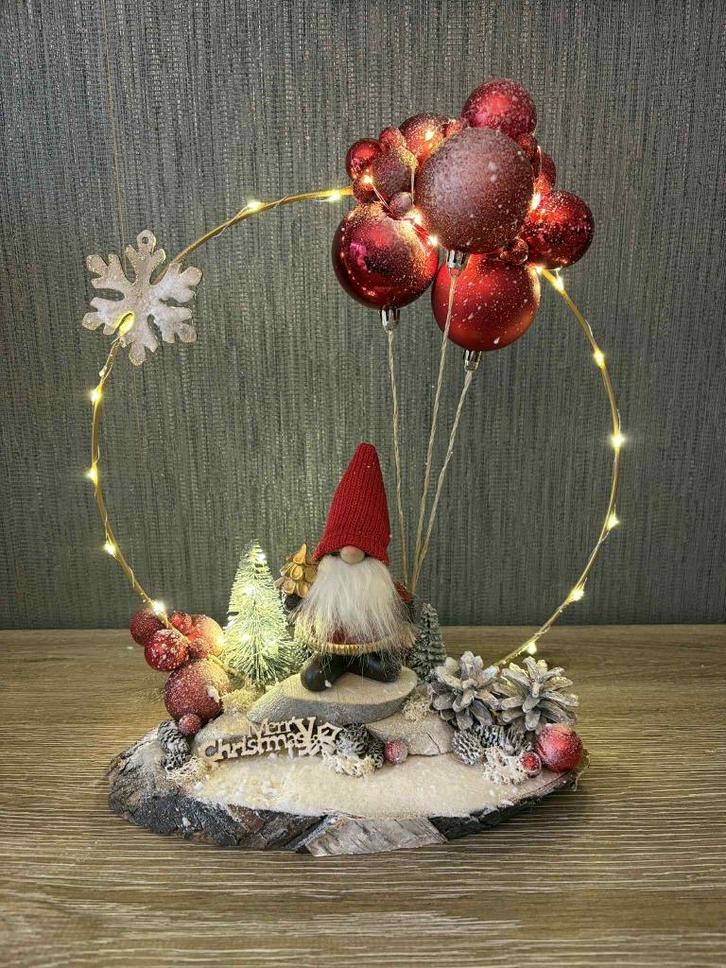 Nieuw !! kerststukje met gnoom en rode ballonnen, Diversen, Kerst, Nieuw, Ophalen