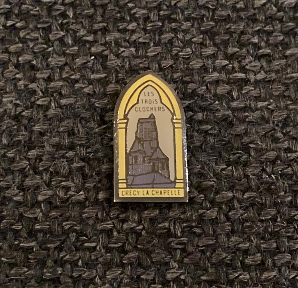 PIN - LES TROIS CLOCHERS - CRECY LA CHAPELLE - FRANCE, Envoi, Utilisé, Ville ou Campagne, Insigne ou Pin's
