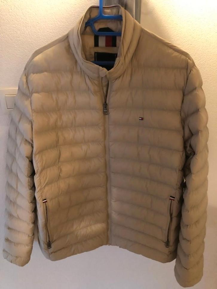 Ik verkoop een prachtige gewatteerde jas Tommy - Hilfiger, Kleding | Heren, Jassen | Winter, Nieuw, Maat 56/58 (XL), Beige, Ophalen