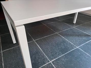 Witte tafel beschikbaar voor biedingen
