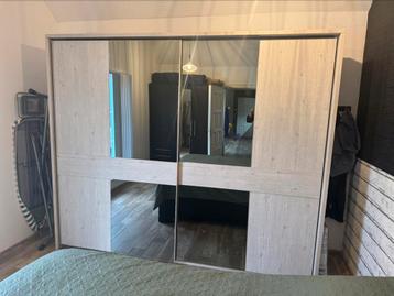 Houten kleerkast met schuifdeuren beschikbaar voor biedingen