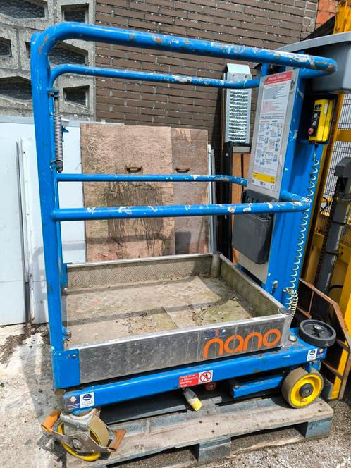 Nano Power Tower Hoogtewerker, Zakelijke goederen, Machines en Bouw | Liften, Steigers en Ladders, Ophalen