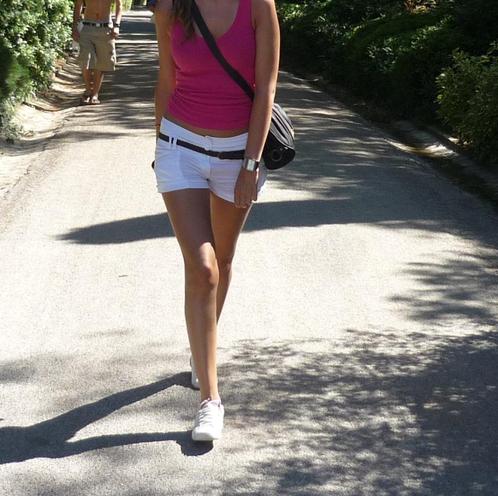 Witte short van Bershka - Maat 38, Kleding | Dames, Broeken en Pantalons, Maat 38/40 (M), Wit, Ophalen of Verzenden