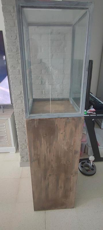 2 Houten zuilen met windlicht in glas beschikbaar voor biedingen
