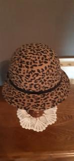 Chapeau pour femme, Enlèvement, Chapeau