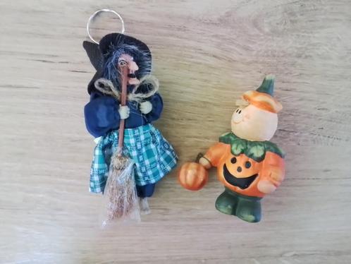 2 Halloween figuurtjes: vogelverschrikker + heks (sleutelhan, Hobby & Loisirs créatifs, Articles de fête, Neuf, Enlèvement ou Envoi