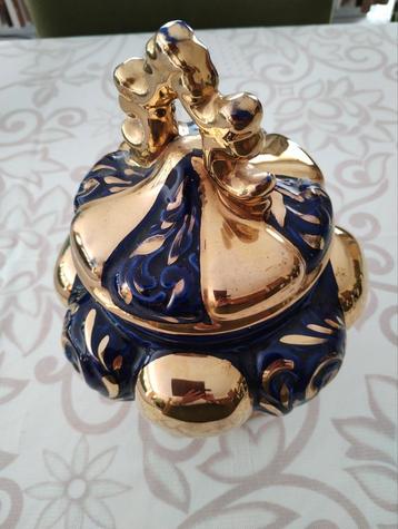 Sierpot met deksel beschikbaar voor biedingen