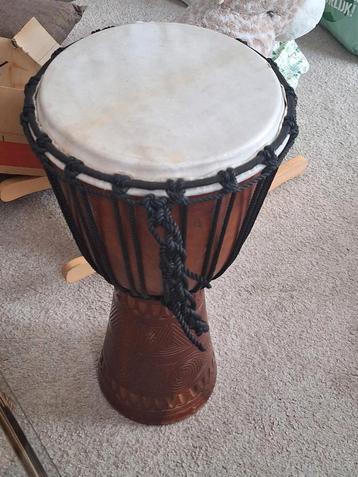 Djembe is een percussie-instrument uit West-Afrika beschikbaar voor biedingen