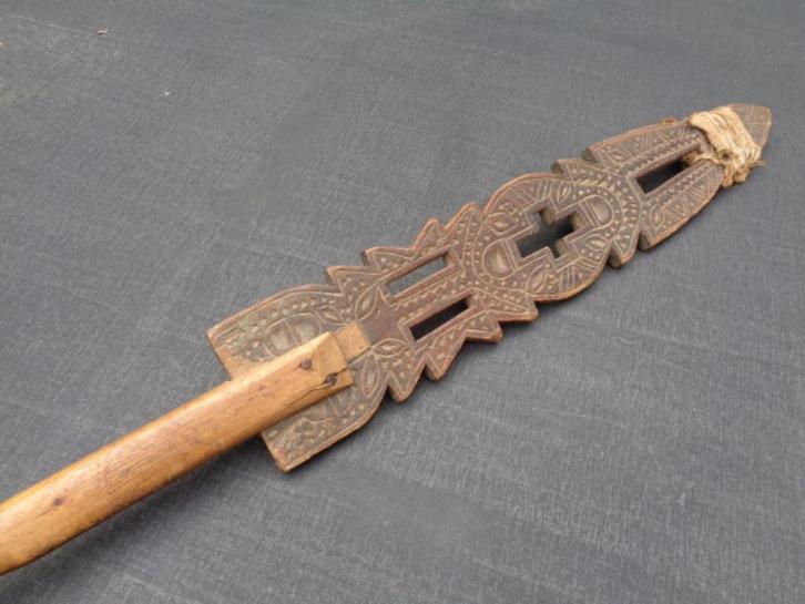 Afrikaans ceremonieel stuk , uit hout , meet 96 cm., Antiek en Kunst, Kunst | Niet-Westerse kunst, Ophalen of Verzenden