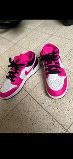 Nike Air Jordan dunks roze, Kleding | Dames, Sneakers, Gedragen, Nike Air Jordan, Roze