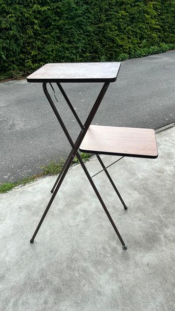 Oude projector staander beschikbaar voor biedingen