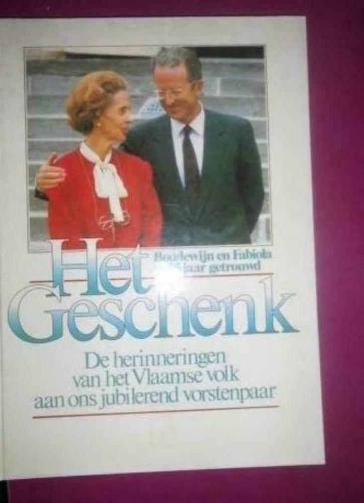 [4074]boek het geschenk de herinneringen/ Boudewijn, Verzamelen, Koningshuis en Royalty, Zo goed als nieuw, Tijdschrift of Boek
