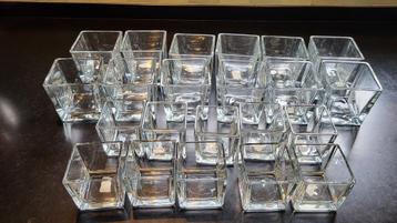 Glazen vierkante vaasjes beschikbaar voor biedingen