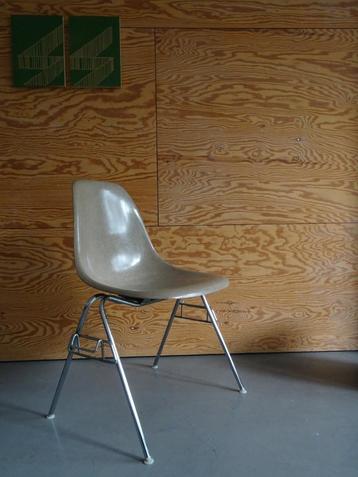 Eames DSS side chair met stacking of H-base greige   beschikbaar voor biedingen