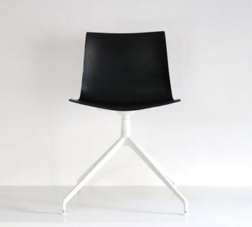 Arper draaibare design stoel beschikbaar voor biedingen