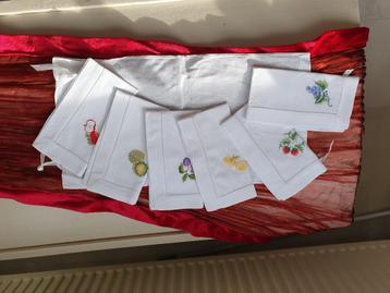 Prachtige servetten met kant en geborduurde bloemen beschikbaar voor biedingen