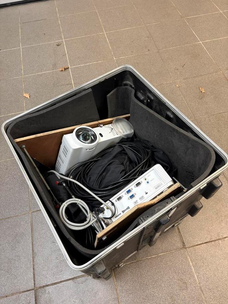 2 Beamers met grote ALU schermen, Audio, Tv en Foto, Projectieschermen, Gebruikt, Ophalen