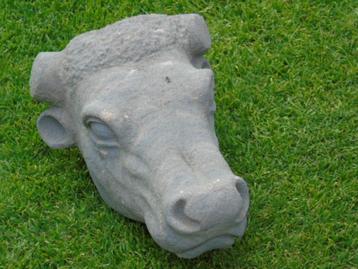 statue tête de taureau en pierre bleu taillé dans la masse !