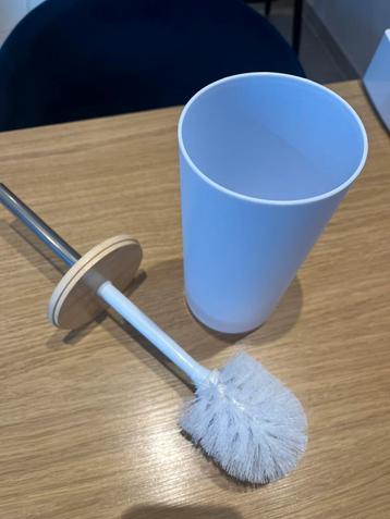 Nieuwe toiletborstel – wit met bamboe detail beschikbaar voor biedingen