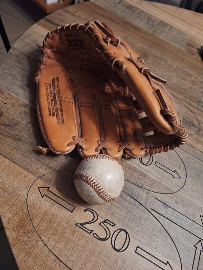 Honkbal handschoen + bal, Sport en Fitness, Honkbal en Softbal, Ophalen, Honkbal, Bal