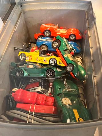 Doos met slotcar auto’s en toebehoren beschikbaar voor biedingen