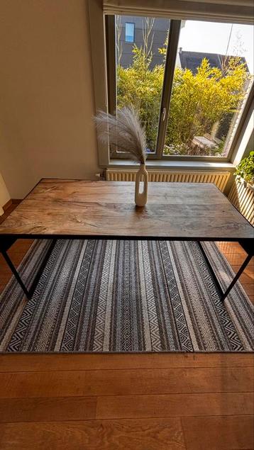 Industriële eettafel beschikbaar voor biedingen