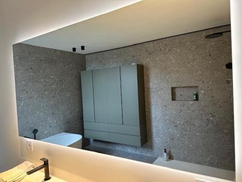Spiegel met randverlichting en regelbare kleurtemperatuur, Huis en Inrichting, Badkamer | Badkamermeubels, Nieuw, Overige typen