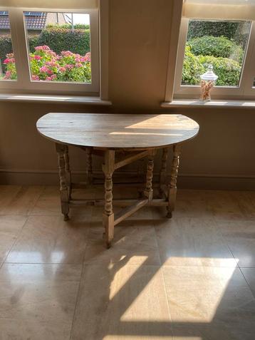Antieke grenen gate leg tafel met mooie patina beschikbaar voor biedingen