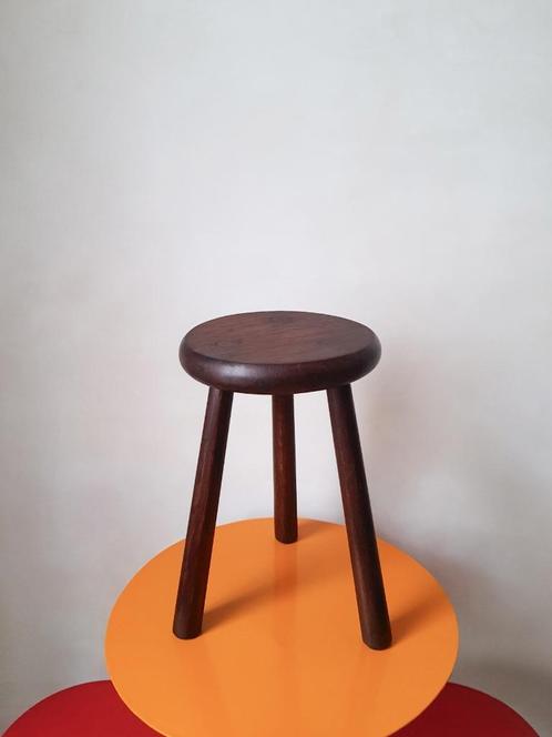 Tabouret tripode rond vintage années 1960 - bois massif, Maison & Meubles, Tabourets, Comme neuf, Bois, Enlèvement ou Envoi