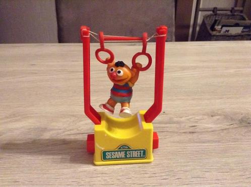 Sesamstraat Ernie character aan gym (16 cm), Verzamelen, Poppetjes en Figuurtjes, Zo goed als nieuw, Ophalen of Verzenden