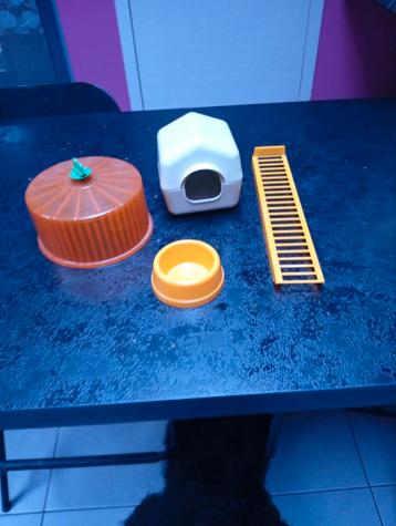 Diverse accessoires voor kleine knaagdieren  beschikbaar voor biedingen