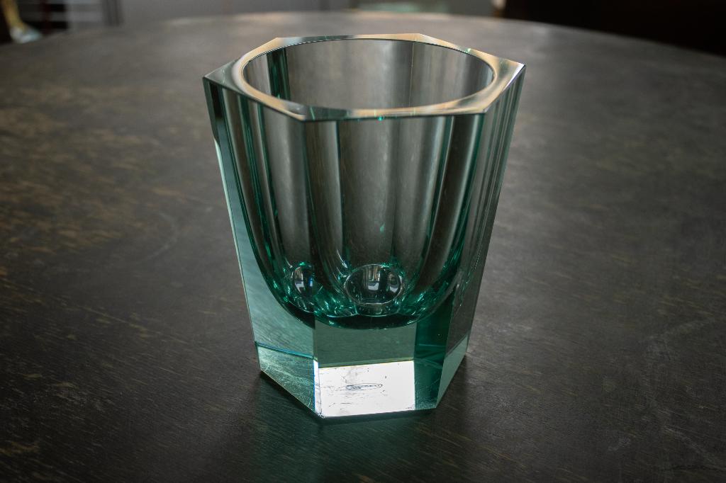 Teal Coloured Crystal Moser Vase, Appelblauwzeegroene Vaas, Antiek en Kunst, Antiek | Glaswerk en Kristal, Ophalen of Verzenden